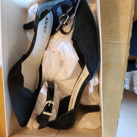 ANNE KLEIN sz 9 Black 1 inch heels - Picture 2 of 11